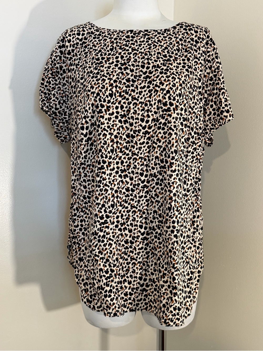 Ava & Viv Beige and Black Leopard Print Short Sleeve Top Back Button